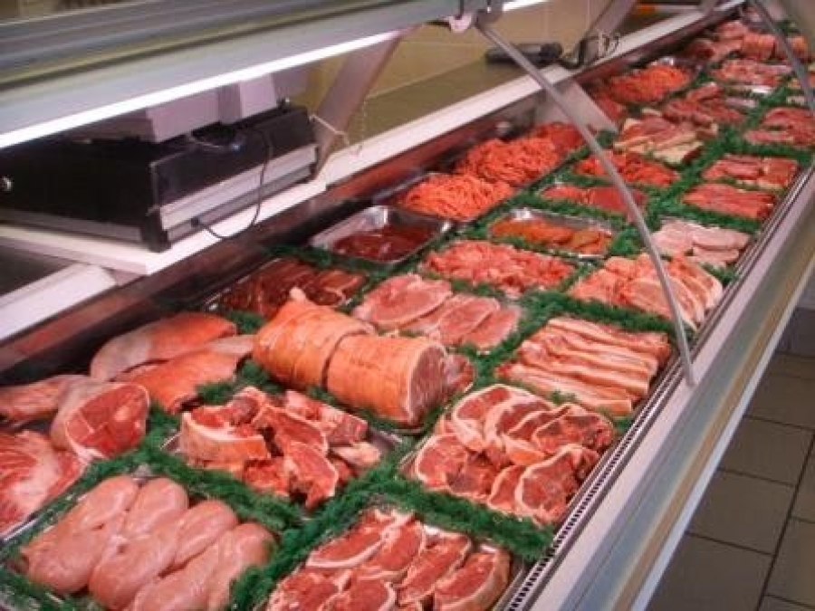Выкладка мяса на витрине в магазине фото свинина
