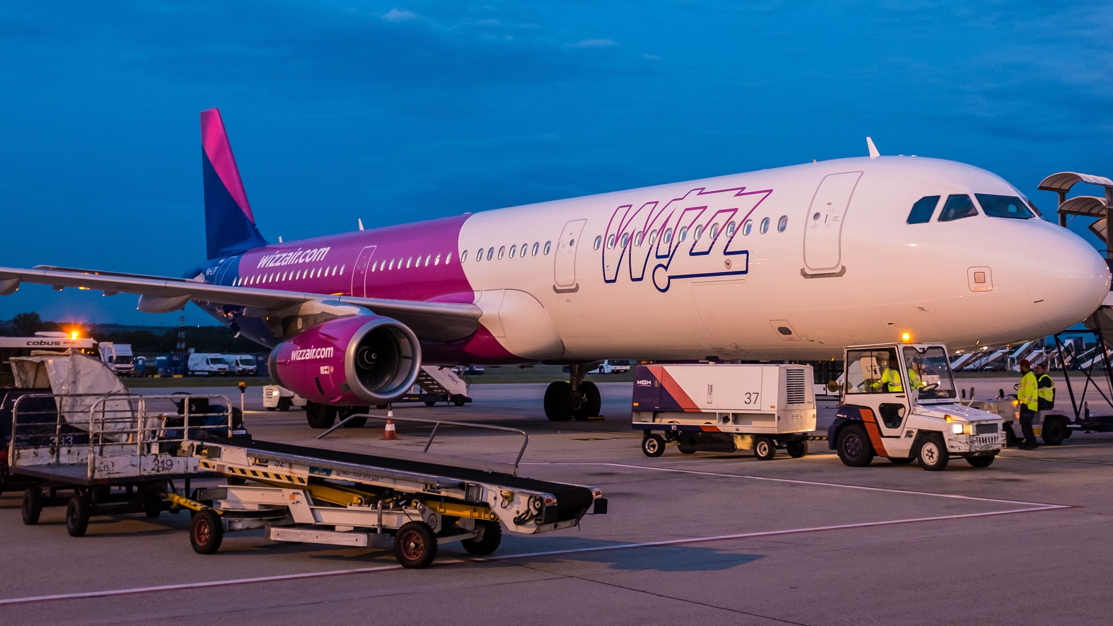 Wiz air. Wizz Air самолеты. Wizz Air рейс w6-2208. Turkish Airlines и Wizz Air,. Венгерские авиалинии.