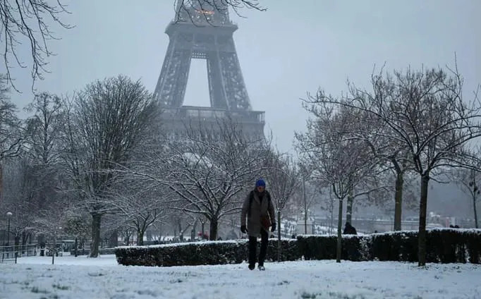 Reuters - ძლიერი თოვის გამო პარიზსა და ამსტერდამში საჰაერო, სარკინიგზო და საგზაო მიმოვლა შეფერხდა